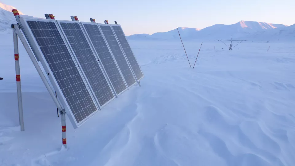 Solpaneler vid mätstationen i Adventdalen på Svalbard, en av platserna där data samlades in för denna studie. Foto: Frans-Jan Parmentier.