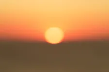 Sol på orange himmel. Foto av Jeremy Bezanger, Unsplash.